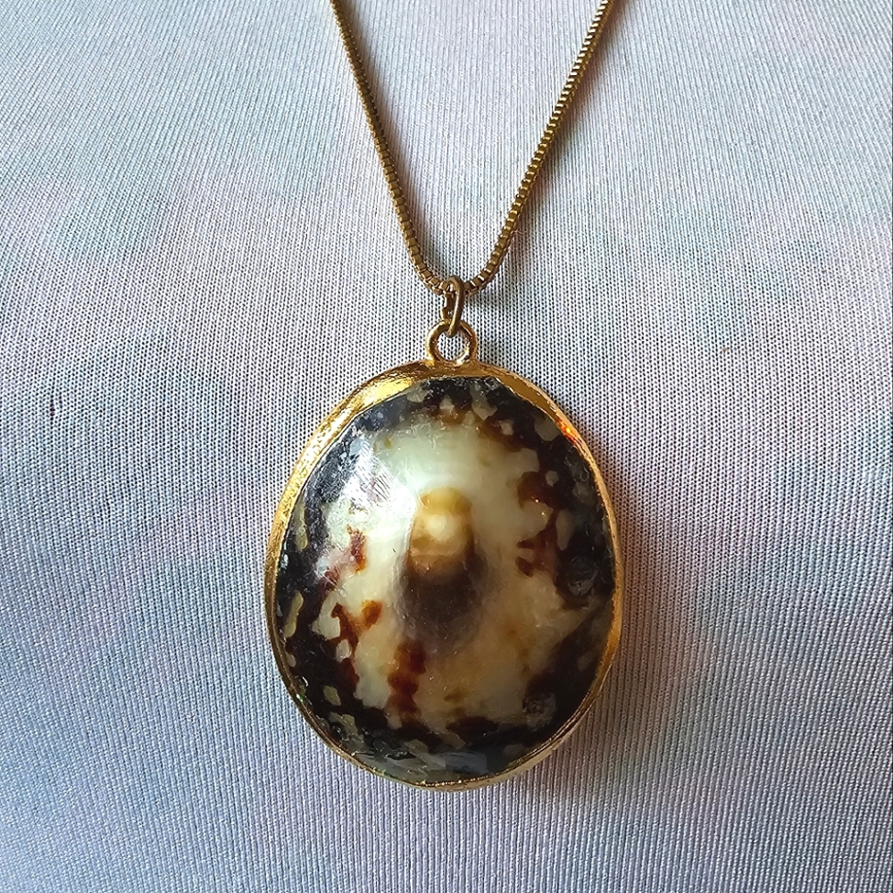 Vintage seashell necklace mother of pearl off white gold tone beach sea shell